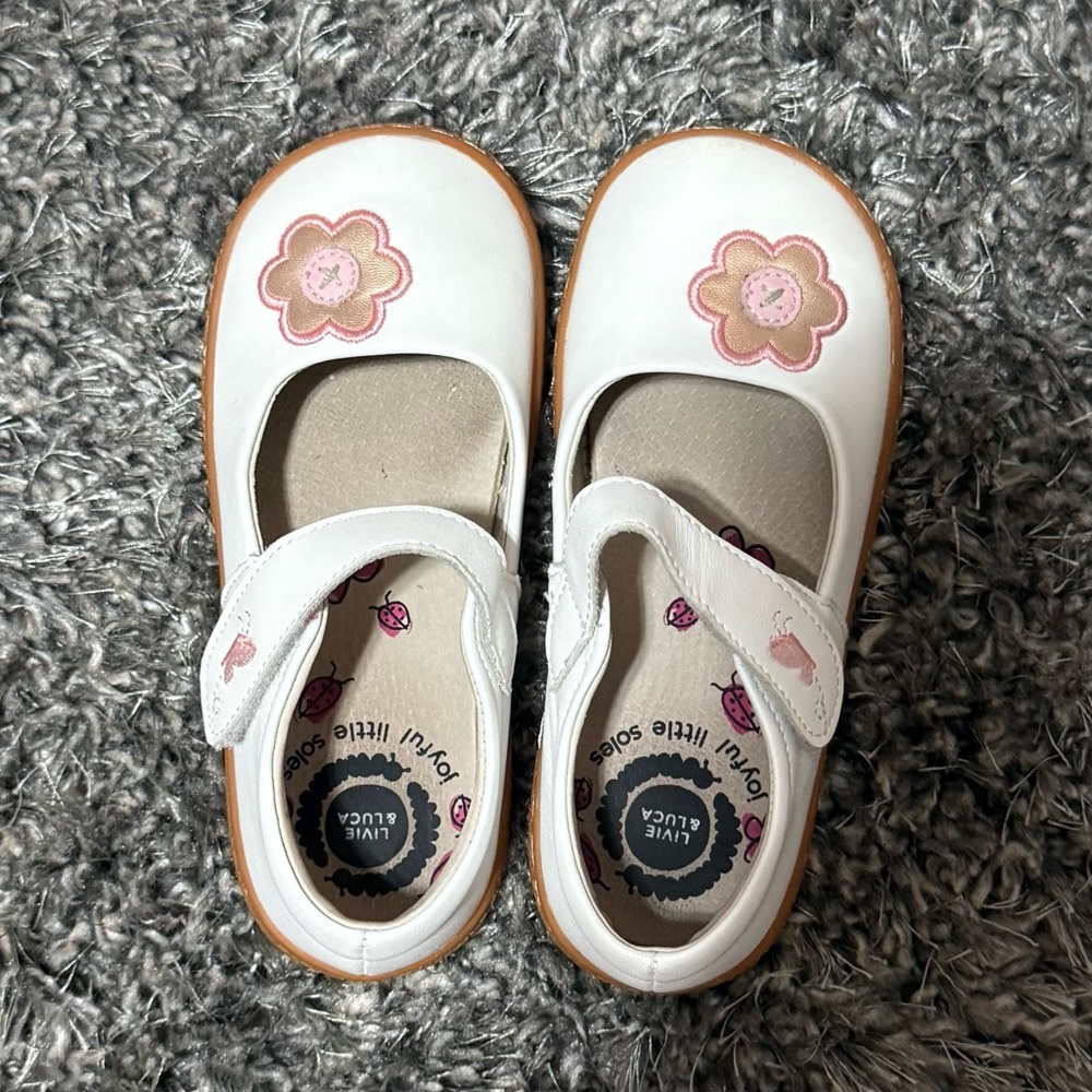 EUC Livie & Luca White Dress Shoes with Pink Floral Accent sz. 11
